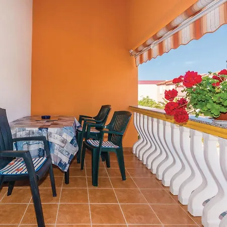Iii Apartment *