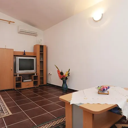 Iii Apartment